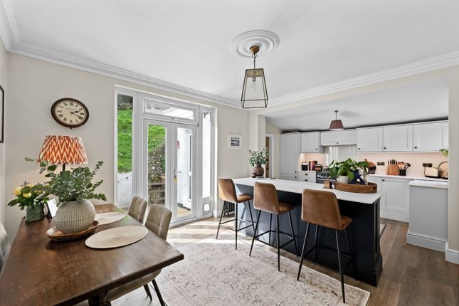 3 bed property, in Hilltop Road, £525,000