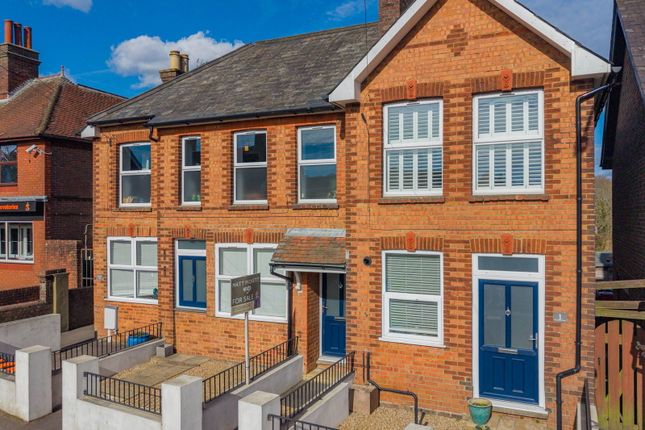 1 bed property, in Crowborough Hill, £180,000