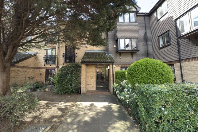 1 bed property, in Southerngate Way, £255,000