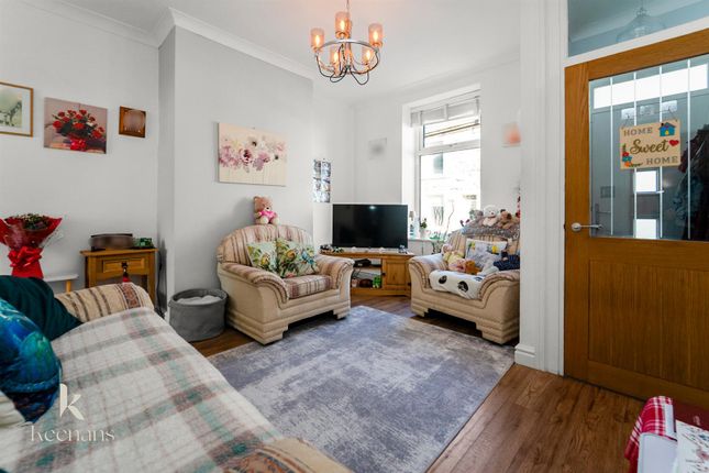 2 bed property, in Mercer Street, £120,000