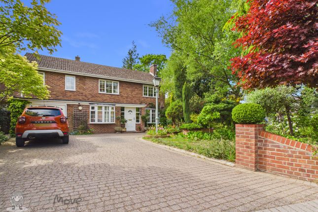 5 bed property, in Meadow Rise, £625,000