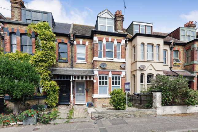 1 bed property, in Arundel Road, £145,000