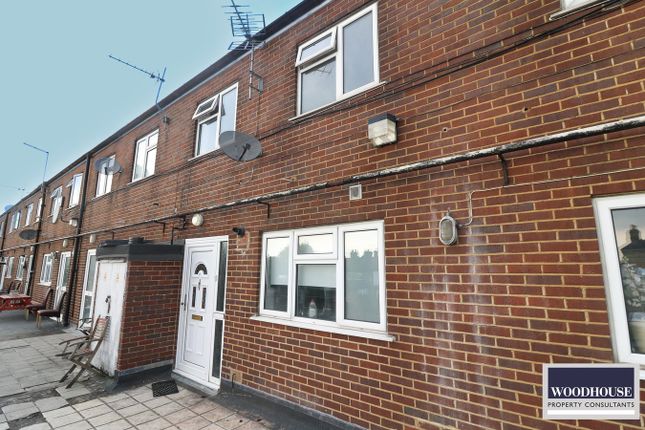 2 bed property, in Manorcroft Parade, £230,000