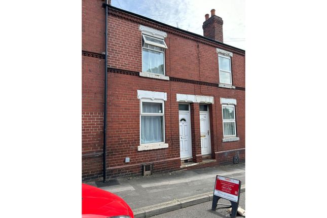 2 bed property, in Cross Street, £80,000