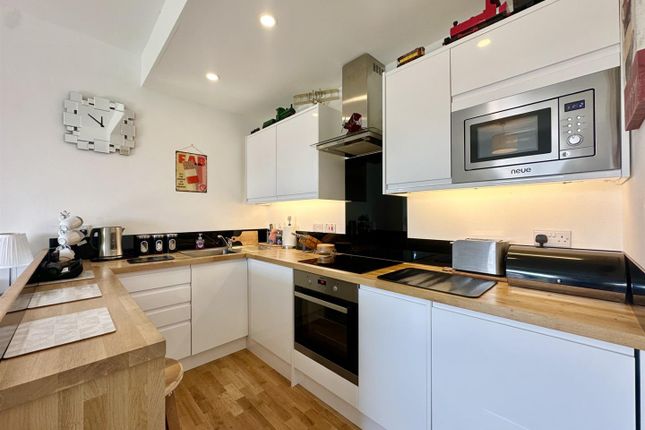 2 bed property, in Wickham Avenue, £225,000