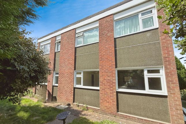 2 bed property, in Furze Close, £189,950