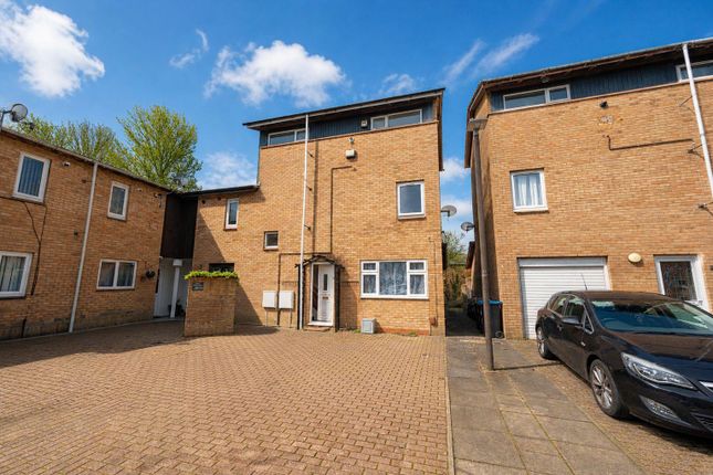4 bed property, in Mitcham Place, £325,000