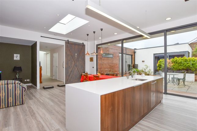 5 bed property, in Rushetts Road, £750,000