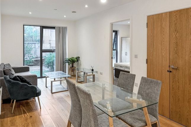 2 bed property, in Windmill Street, £200,000