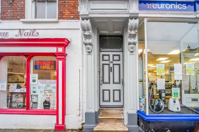 1 bed property, in Market Place, £105,000