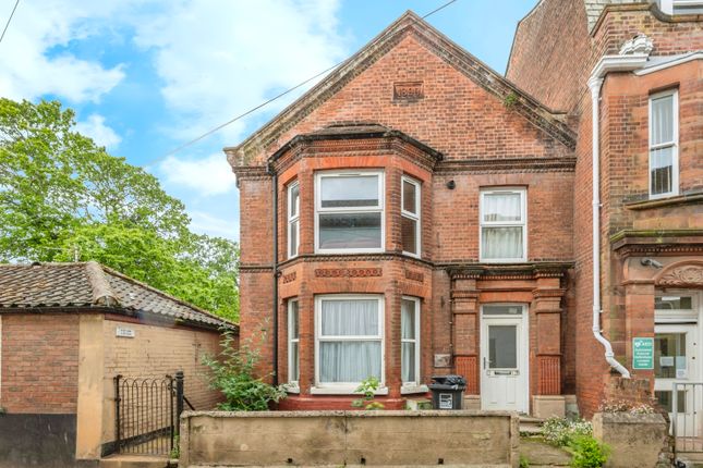 1 bed property, in Kings Arms Street, £50,000