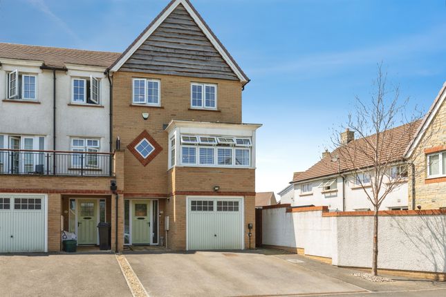 4 bed property, in Great Clover Leaze, £500,000