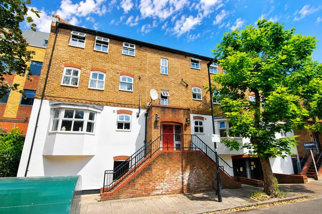 2 bed property, in Vauxhall Grove, £600,000