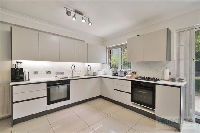5 bed property, in Princes Park Avenue, £1,280,000