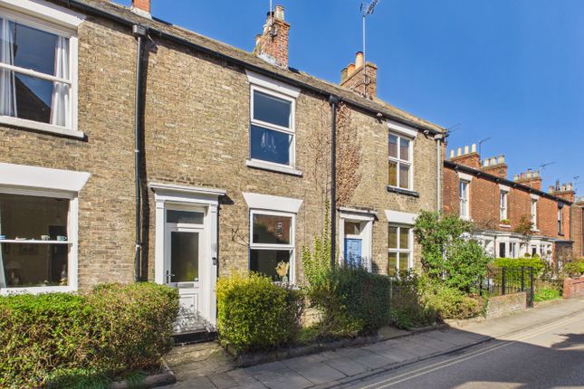 3 bed property, in Wood Lane, £290,000