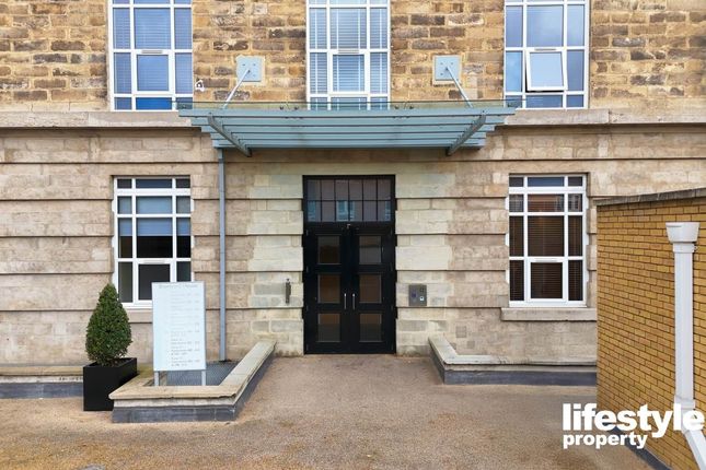 1 bed property, in Bromyard Avenue, £250,000