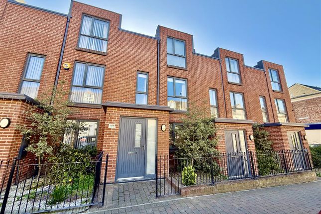 3 bed property, in Saltwell Road, £229,950