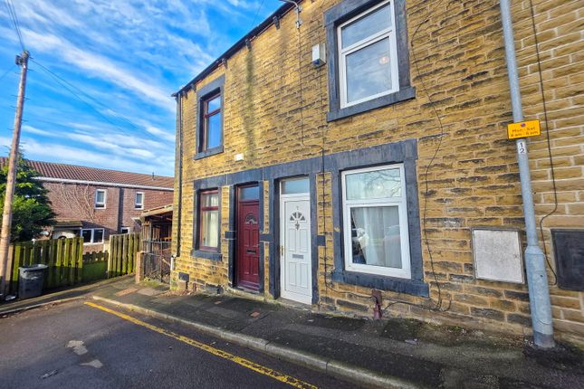 2 bed property, in Summer Street, £90,000