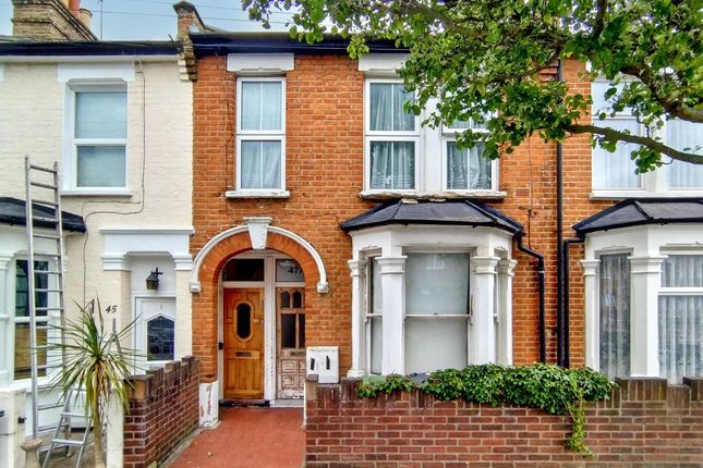 1 bed property, in 47A Pearcroft Road, £230,000