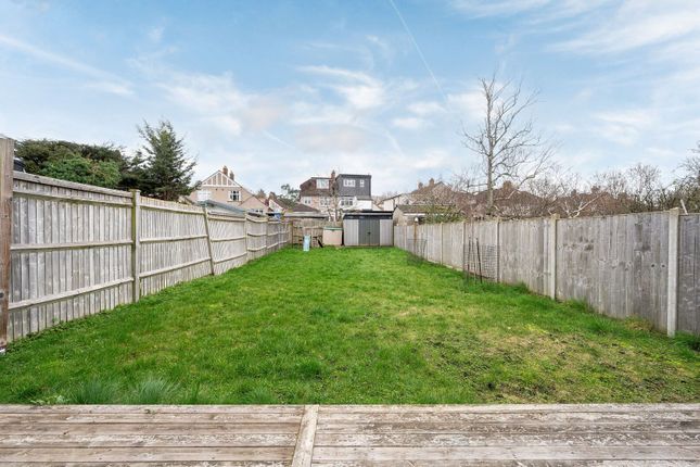 3 bed property, in Broad Walk, £595,995