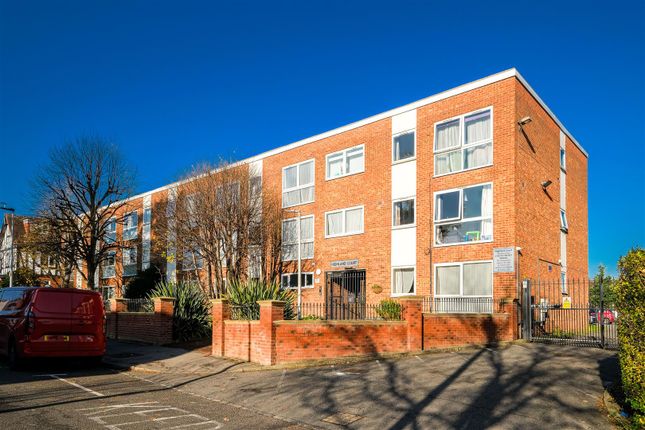 2 bed property, in Gordon Road, £220,000