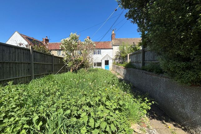 2 bed property, in Reeds Row, £245,000