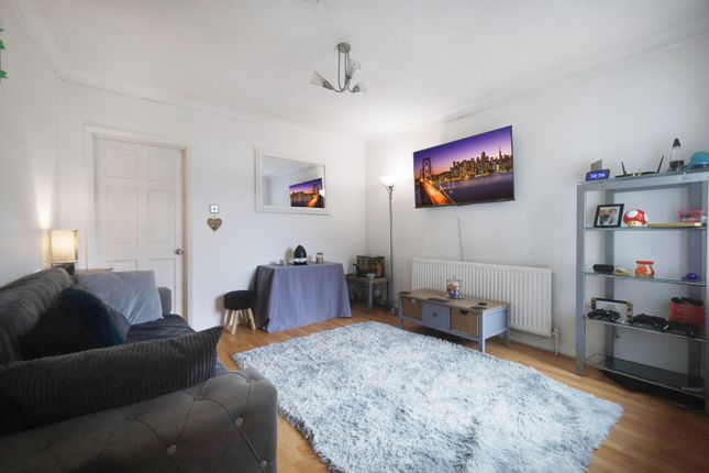 1 bed property, in Salisbury Avenue, £170,000