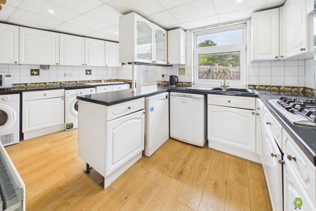 4 bed property, in Chessington Avenue, £575,000