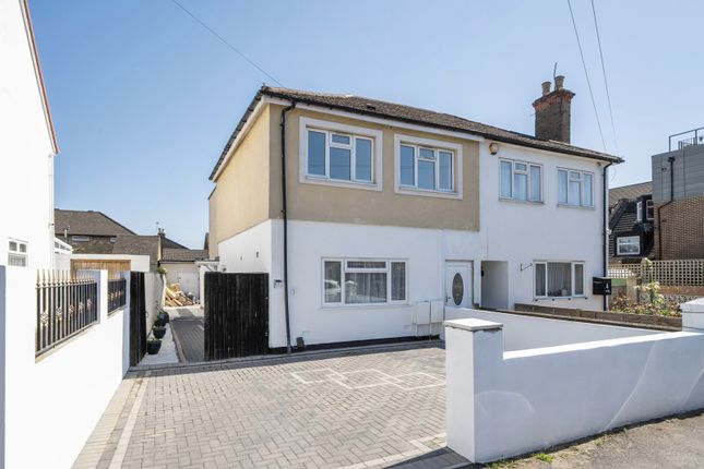 2 bed property, in Pole Hill Road, £375,000