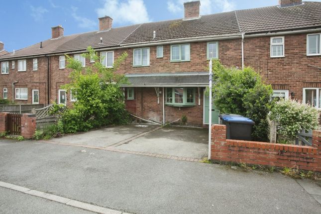 3 bed property, in East Close, £208,000
