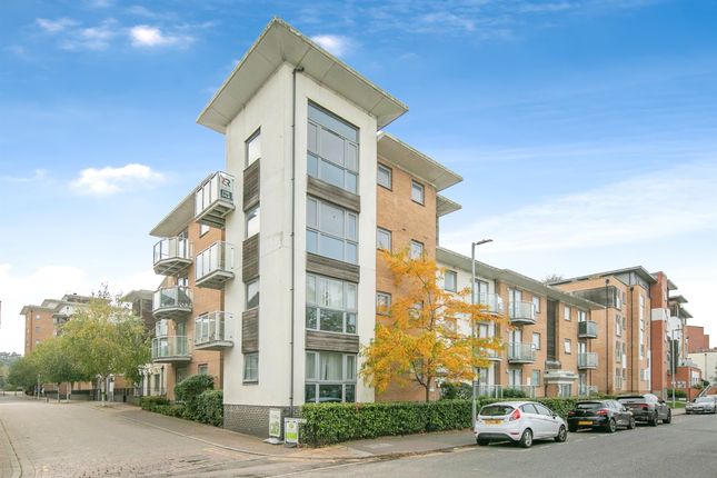 1 bed property, in Hawkins Road, £120,000