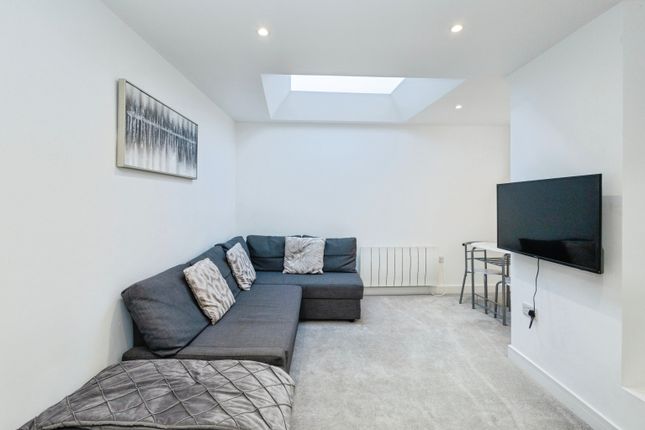 1 bed property, in 149a London Road, £125,000