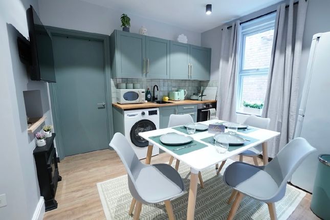 2 bed property, in Cricklewood Lane, £280,000