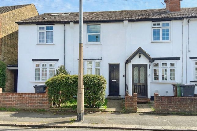 2 bed property, in Rosebery Road, £450,000