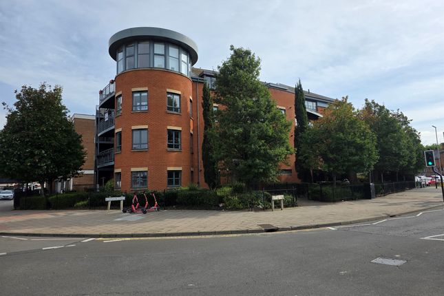 1 bed property, in Buckingham Street, £155,000