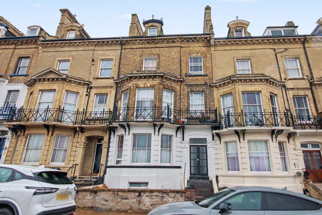 2 bed property, in Kirkley Cliff, £60,000
