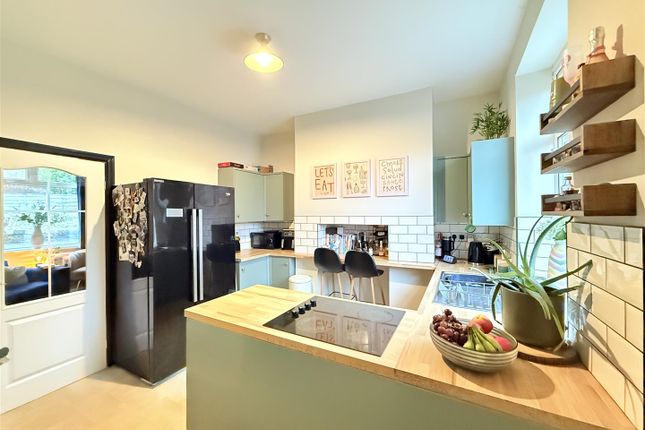 2 bed property, in Oldham Road, £180,000