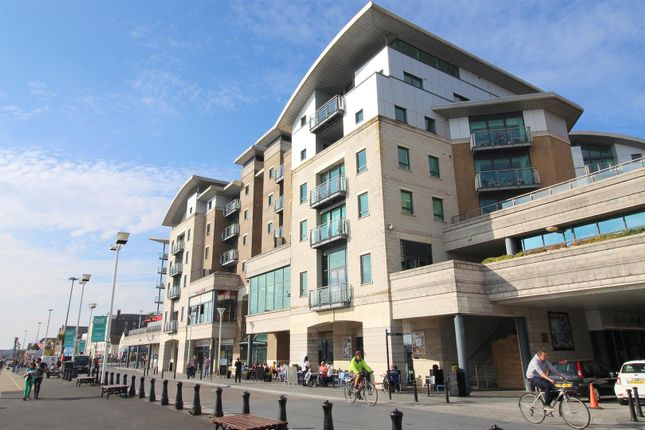 2 bed property, in Dolphin Quays, £220,000