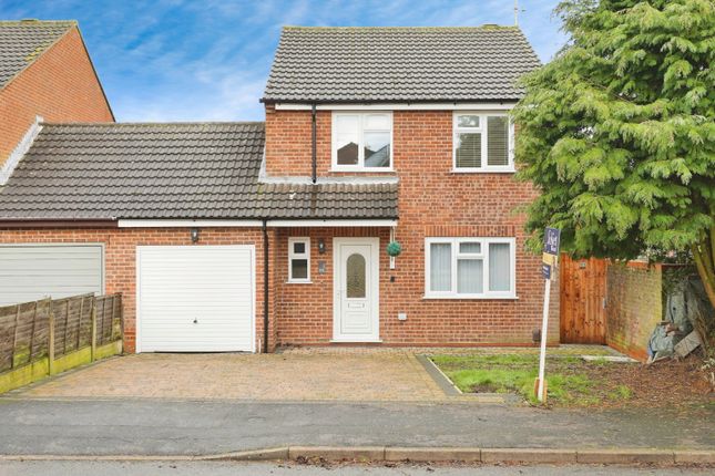 4 bed property, in Brittany Avenue, £375,000