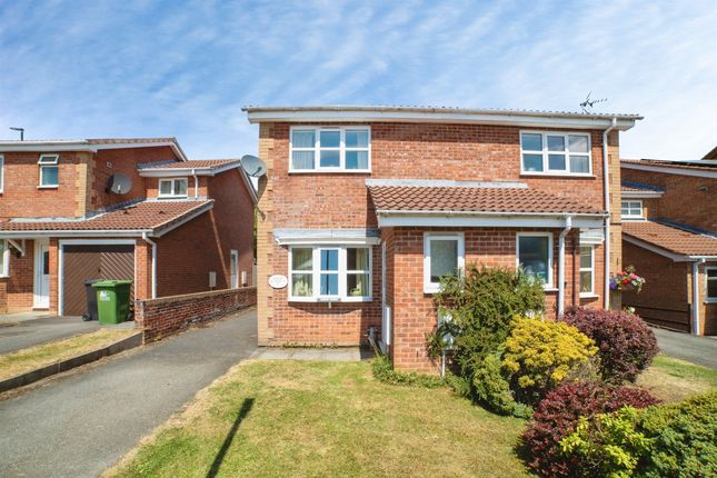 2 bed property, in Deacon Close, £170,000