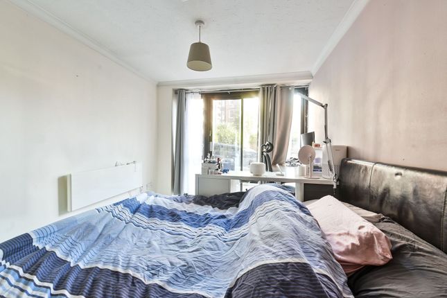 3 bed property, in Earls Court Road, £650,000