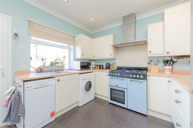 4 bed property, in Thomas Drive, £400,000