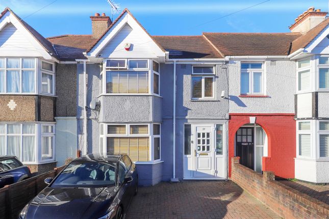 3 bed property, in Parkfield Avenue, £500,000