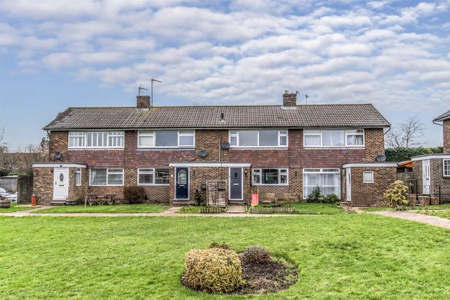 2 bed property, in Hurstshaw Gardens, £270,000