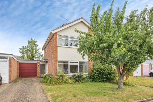 3 bed property, in St. Peters Close, £325,000