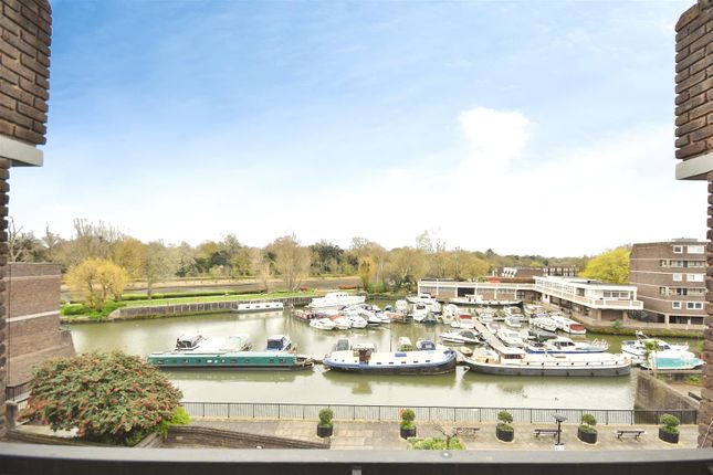 2 bed property, in Numa Court, £450,000