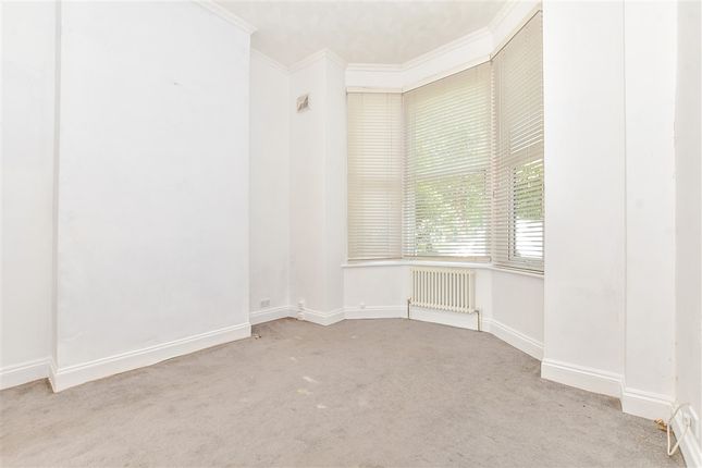 2 bed property, in Waverley Road, £165,000