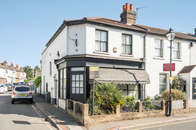 2 bed property, in Park Road, £495,000