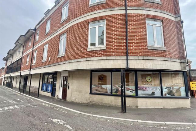 2 bed property, in Gloucester Mews, £125,000