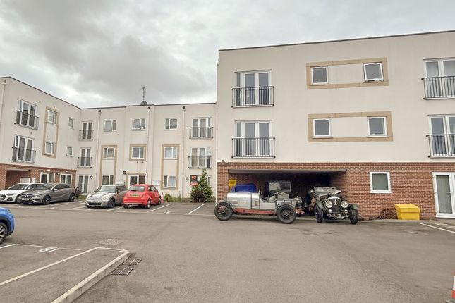 2 bed property, in Lichfield House, £105,000